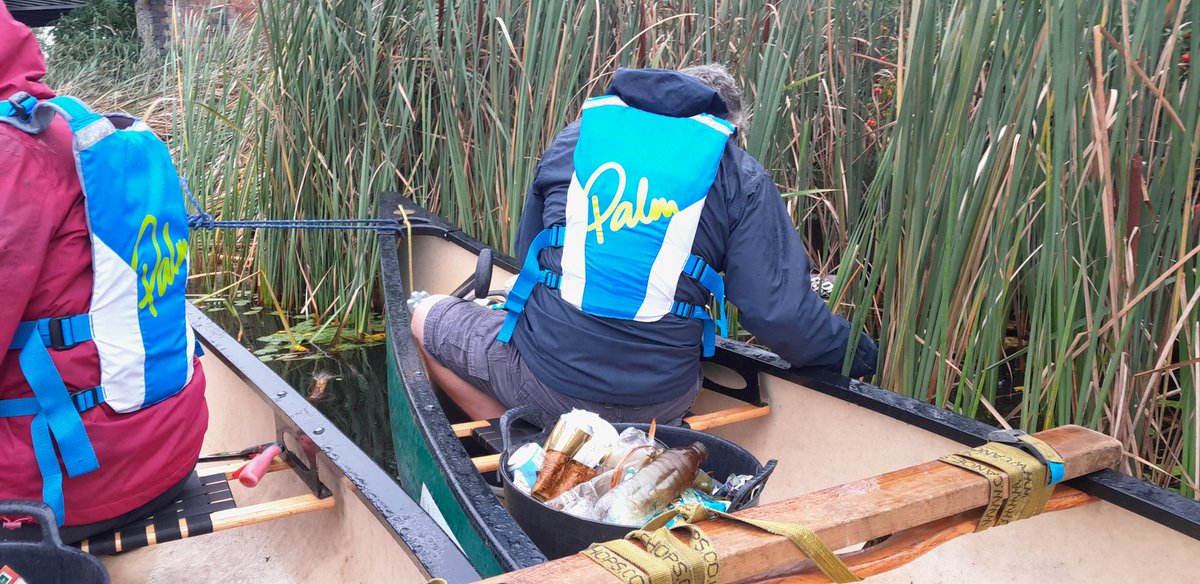 Making #lifebetterbywater litter picking from #canoe #plasticsChallenge @CRTNorthWest