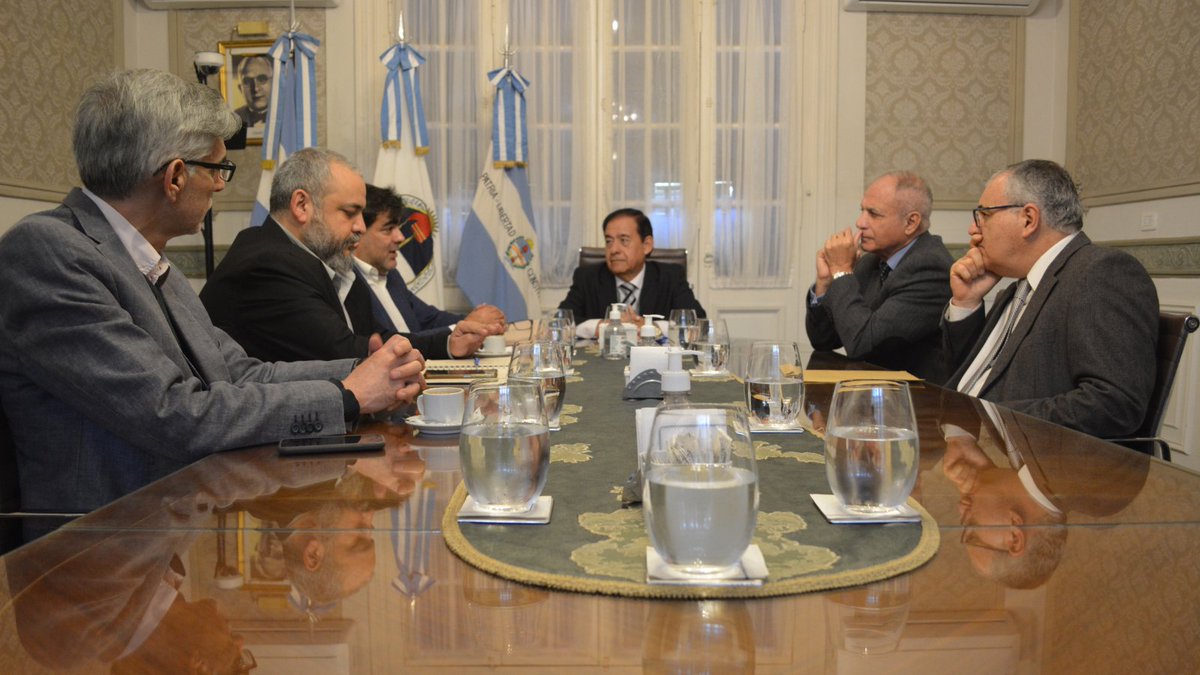juscorrientes's tweet photo. ⚖️ #JusCorrientes: El #STJ recibió a funcionarios de la @defensora_nna 
• El doctor Rey Vázquez y los ministros; Niz, Semhan y Chaín se comprometieron a trabajar en pos de los derechos de las niñas, niños y adolescentes.
.
🌐 Leer más: https://t.co/dvhgT7PJqh https://t.co/blbKI0wa6Q