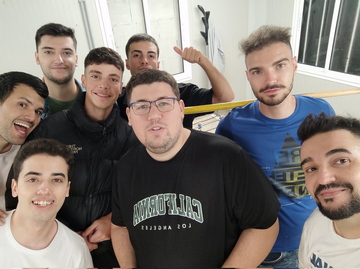 Ya no valemos nada en la grieta pero fuera de ella seguimos siendo los mejores. Por muchas más como está!!