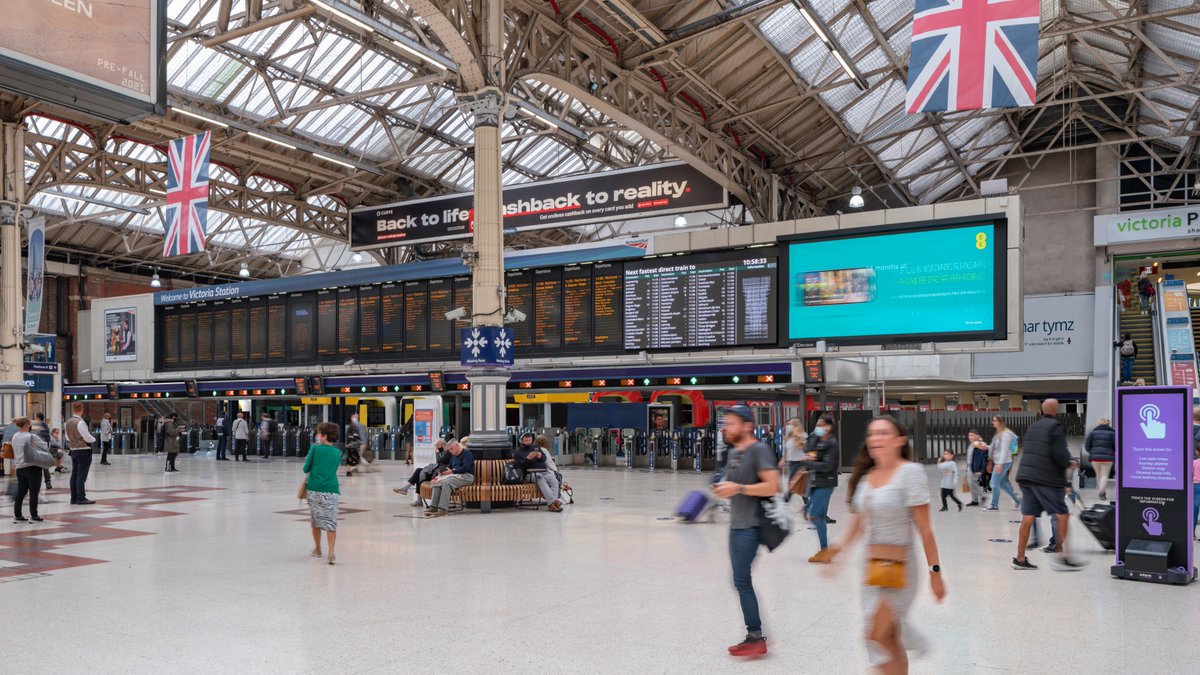 🚉⬆To help reduce congestion and speed up people's journeys at London Victoria station, the number of ticket gates is being increased from 88 to 125.

👍Plus 8 new wide gates are also being installed to improve accessibility for all.

networkrailmediacentre.co.uk/news/ticket-ba…