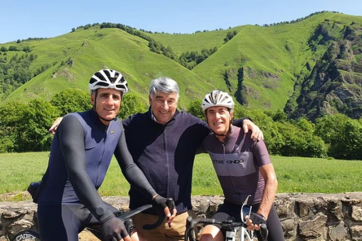 NikoBridoux's tweet photo. Il était mon Père Noël de juillet. Celui qui m’a permis à Larressore,dans les hôtels de Lourdes, au Tourmalet, d’approcher, d’embrasser, de jouer avec les champions de mon enfance devenus ensuite les idoles de nos vies. La vie est si injuste. 
Merci pour tout Francis &amp; ez adiorik https://t.co/MmxDIwuKfw
