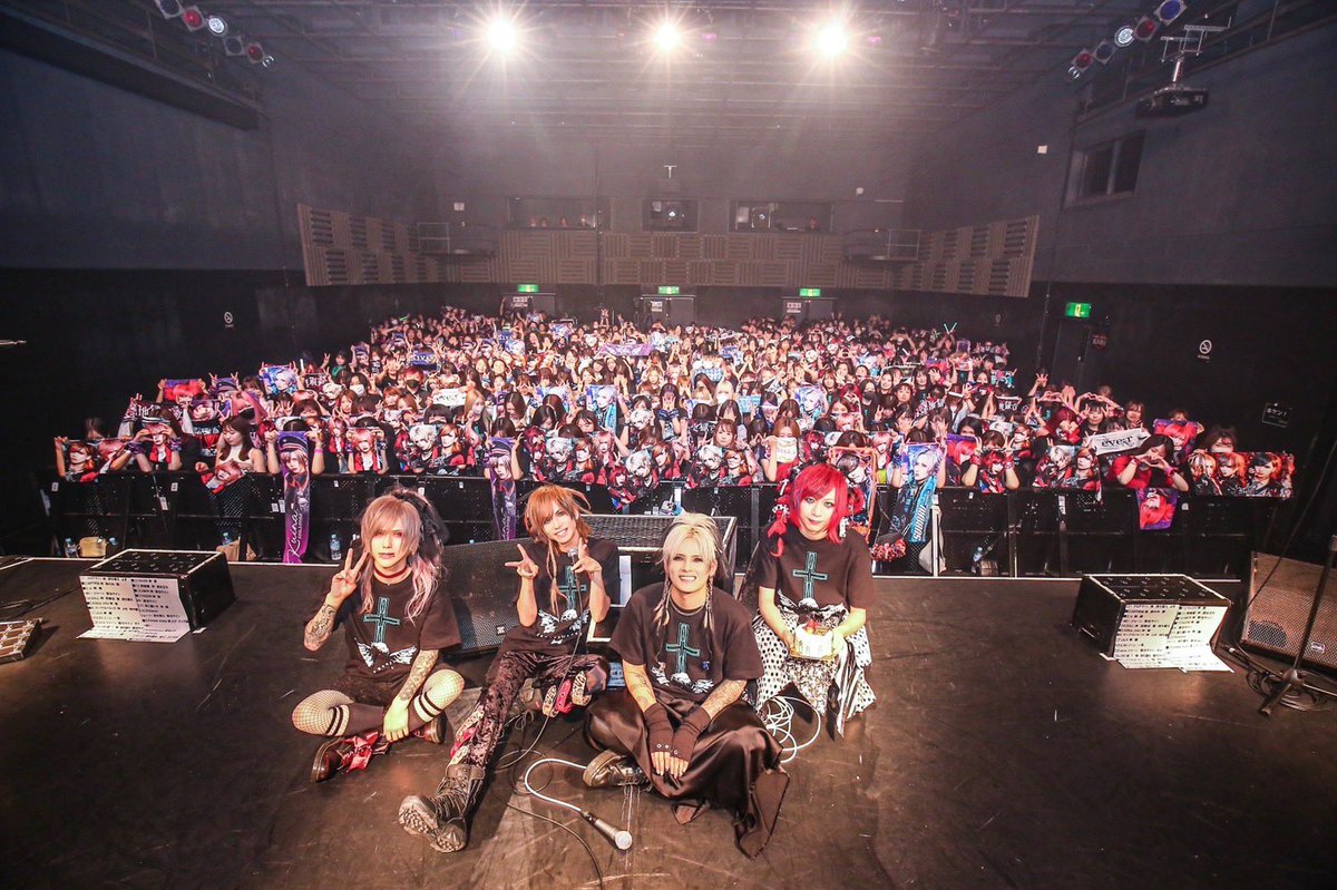 Royz_official's tweet photo. Royz14周年記念公演お疲れ様でした！地元大阪でお祝いできて嬉しかったです㊗️🎉そしてリクエストのご協力ありがとうございました🌟皆さんの見たい衣装、聞きたい曲は聞けましたか👨‍👨‍👦‍👦？明日から15周年に向けてがんばRoyz✨ https://t.co/6cQEiQloIB
