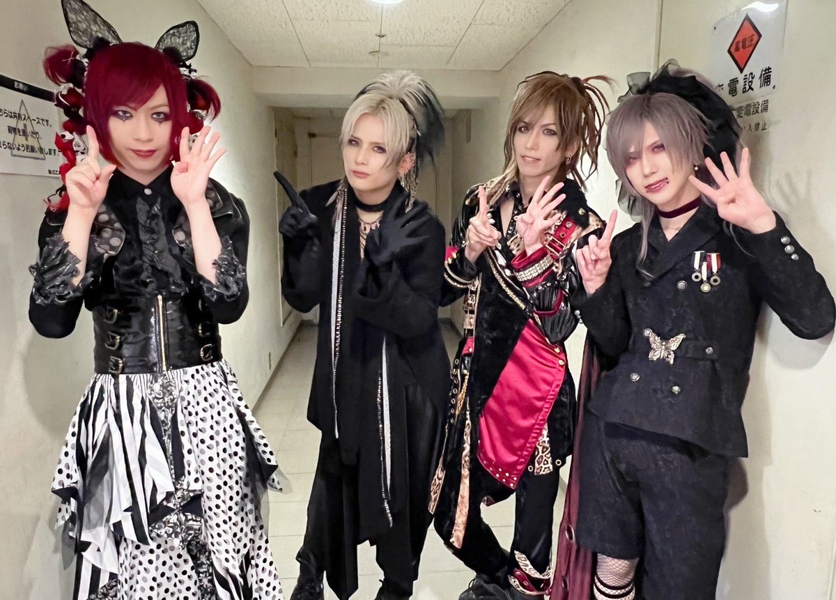 Royz_official's tweet photo. Royz14周年記念公演お疲れ様でした！地元大阪でお祝いできて嬉しかったです㊗️🎉そしてリクエストのご協力ありがとうございました🌟皆さんの見たい衣装、聞きたい曲は聞けましたか👨‍👨‍👦‍👦？明日から15周年に向けてがんばRoyz✨ https://t.co/6cQEiQloIB