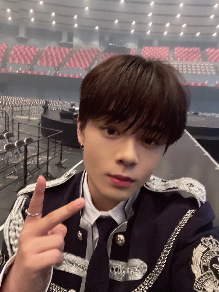 official_jo1's tweet photo. [#鶴房汐恩]
広島2日目楽しかった🩶最高です。JAMのみんなはノリがいい！一発ギャグまだまだ続けていきます。お楽しみに✈️

#JO1 #TSURUBOSHION https://t.co/UaRFRDWK23