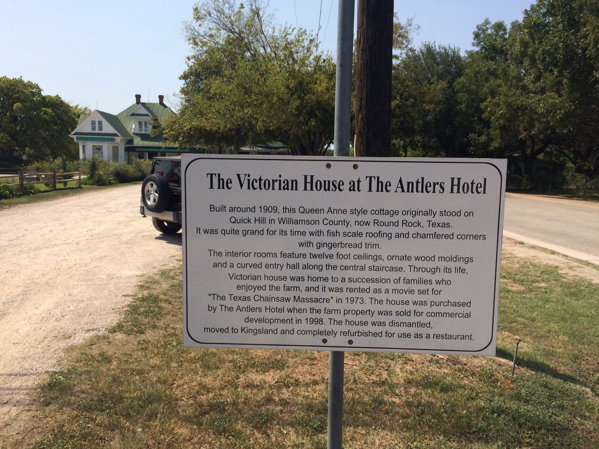 Rob49136010's tweet photo. @Y2John84 The actual house used for the film now resides in Kingsland, Texas, and it’s a restaurant and bar! You can actually go upstairs for free and say Hi to Leatherface 😳 https://t.co/gmrSnm6Z07