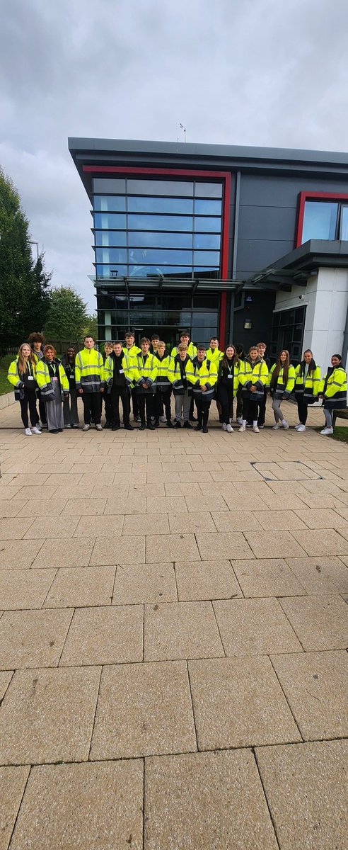 DerbycollegePS's tweet photo. Practice turns into reality 💨
Can we use our transferable skills to marshall a live event for @DerbyColSport?
It's a good job they all studied Unit 4: Teamwork & Leadership last year 👀
#teamwork #LeadershipDevelopment #collaborativeteaching https://t.co/vFaFwdEmsD