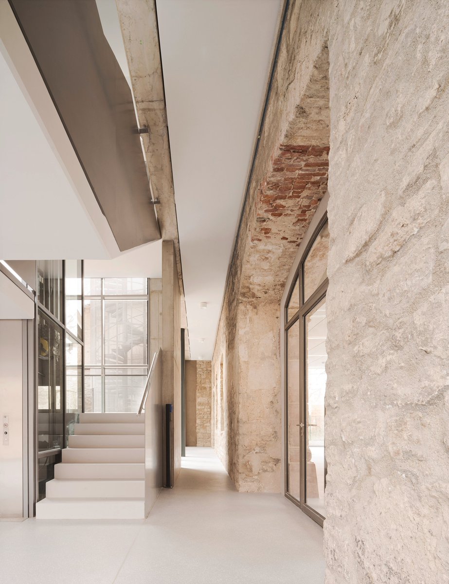 stir_world's tweet image. ibit.ly/Tzgd7
Muffler Architekten's Bauhaus Museum weaves together the past and present, creating a timeless masterpiece.
#artgallery #concretearchitecture #exhibitionspace #germanarchitecture #museumarchitecture