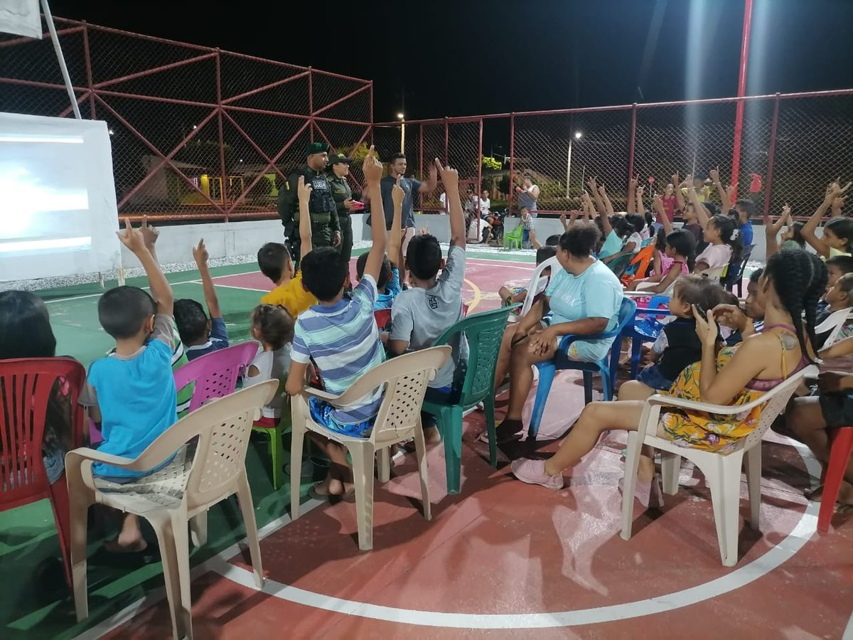 PoliciaDeCesar's tweet photo. Con la actividad de #CineAlParque, en el municipio del #Copey, generamos espacios de sana convivencia, enfocándonos a la recuperación de los valores y logrando que la  comunidad se siente más segura. #DiosYPatria https://t.co/WnXjFCr3fb