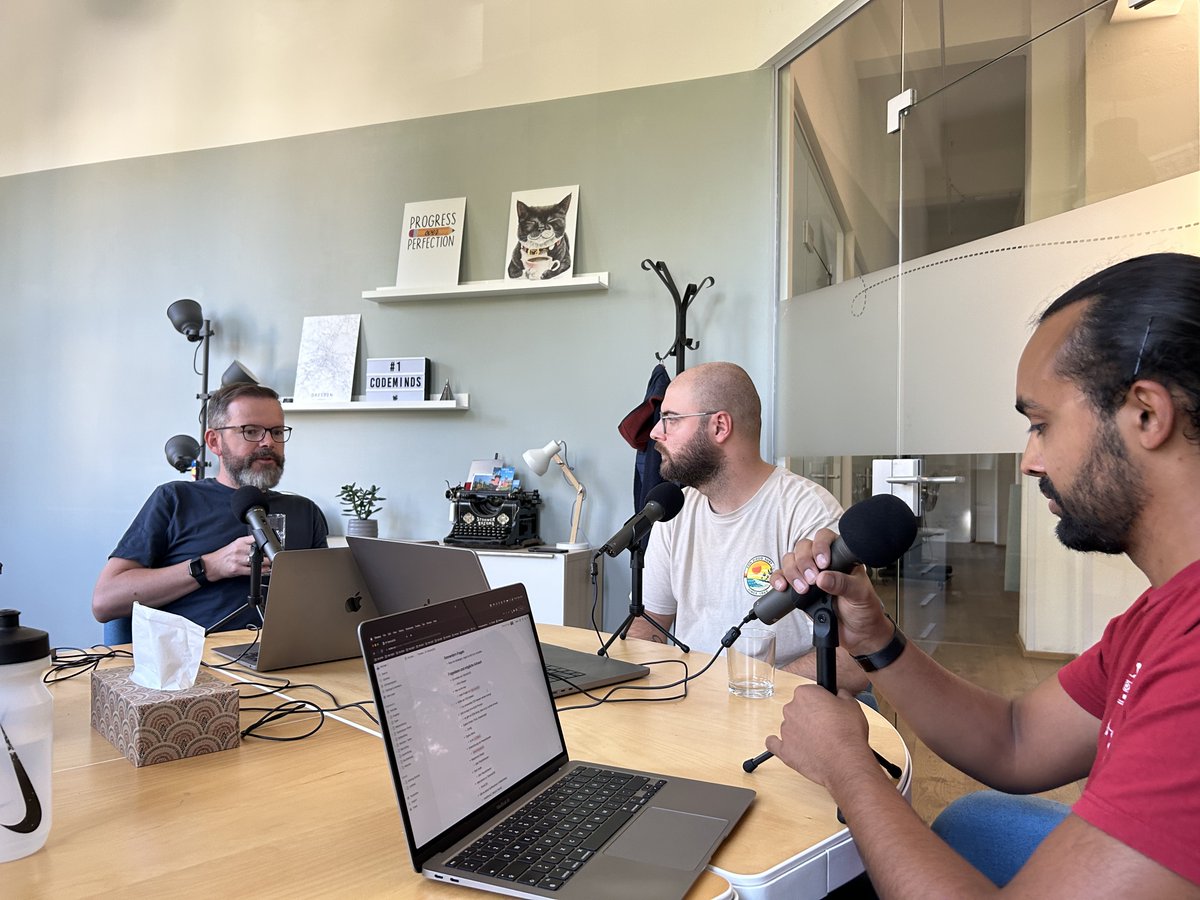 code_hx's tweet image. Great news! Unser Podcast🎙️ ist veröffentlicht. Hier sind ein paar Bilder📸 aus dem HxCode-Studio :-)
Danke @mujdatkorkmaz für die interessanten Einblicke in TailwindCSS.
#Podcast #Podcasting #PodcastLife #tech #it #PodcastRecommendations #InterviewPodcast #AudioContent