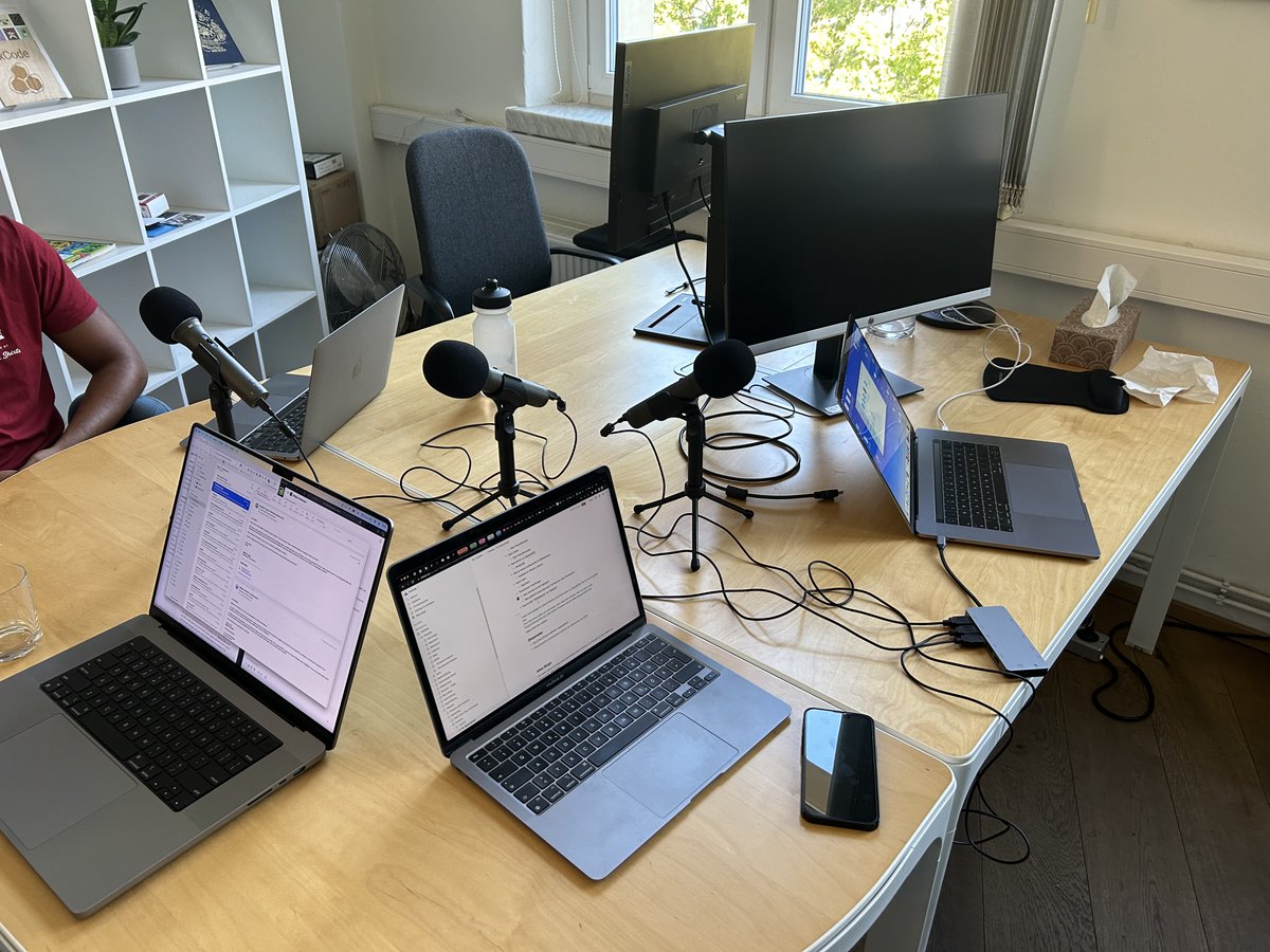 code_hx's tweet image. Great news! Unser Podcast🎙️ ist veröffentlicht. Hier sind ein paar Bilder📸 aus dem HxCode-Studio :-)
Danke @mujdatkorkmaz für die interessanten Einblicke in TailwindCSS.
#Podcast #Podcasting #PodcastLife #tech #it #PodcastRecommendations #InterviewPodcast #AudioContent