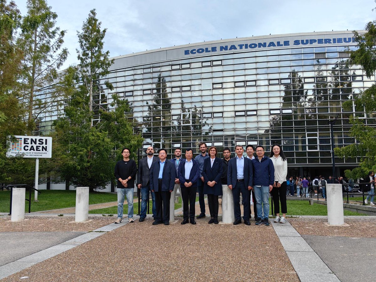 A warm welcome to the PETRO CHINA Delegation as they visit LCS, CNRS in France 🇫🇷 to delve into discussions on cutting-edge projects on zeolites and related porous materials. 🤝 #ScienceCollaboration #Zeolites #ResearchInnovation