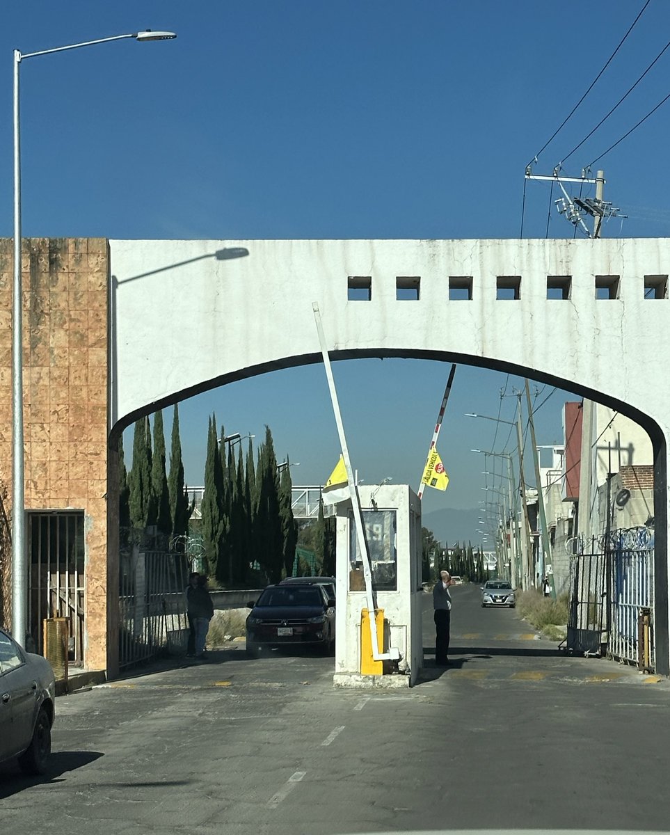 R010504's tweet photo. Choque entre 3 particulares en la entrada de Bosques del Pilar ( Blvd. Del Pilar ) Daños materiales  @dirtransitopue @TribunaVigila @TraficoPuebla @laredcincoradio https://t.co/TpzyhEyyiK
