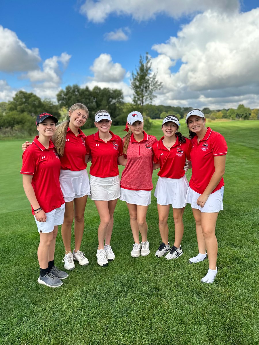 Girls golf is at Whitetail Ridge today for the IHSA Regional! Good luck to the following golfers:

Elaina Newman
Ellery Hyett
Destiny Barton
Katie Calder
Peyton Levine 
Cassidy Madden

#gofoxes 🦊