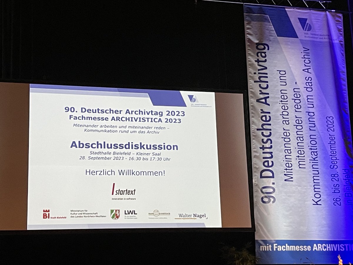 FaMIConnection's tweet photo. Wir bleiben bis zum Schluss. #Archivtag #FaMIrules Die Abschlussdiskussion startet mit Elevator Pitches, die so unterschiedlich sind, wie die Diskussionsteilnehmenden. Es sind erstaunlich lange Fahrstuhlfahrten… https://t.co/kltmsLH0Fo
