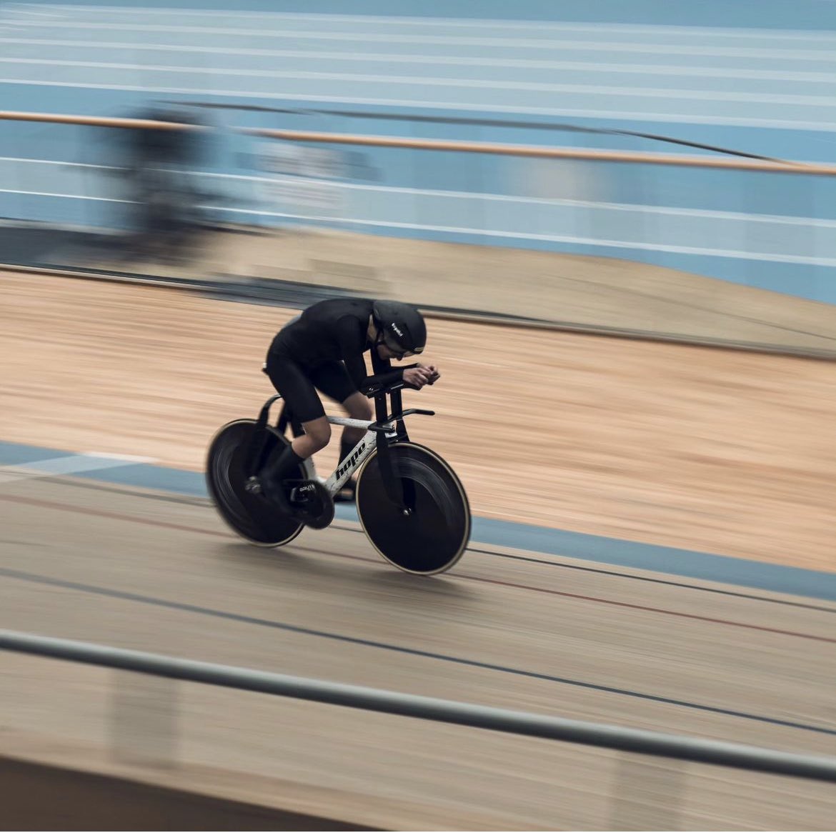 alventomagazine's tweet image. 11-10-2023
Segnatevi questa data. Ad Aguascalientes, Vittoria Bussi tenterà di riprendersi il record dell’ora ⏱ 
#recorddellora 

Foto: Edoardo Frezet