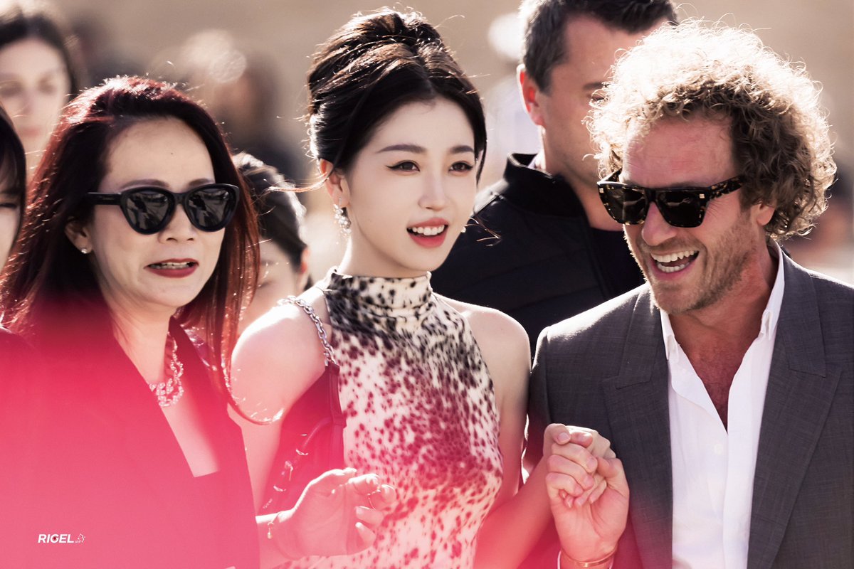 RigelEsther1218's tweet photo. 𝟐𝟑𝟎𝟗𝟐𝟖 𝐆𝐢𝐯𝐞𝐧𝐜𝐡𝐲 

She look ravishing🥰

@givenchy 

ESTHER YU IN PARIS
#GivenchySS24xEstherYu
#GivenchySS24 #EstherYu #PFW https://t.co/rJVNvVisMp