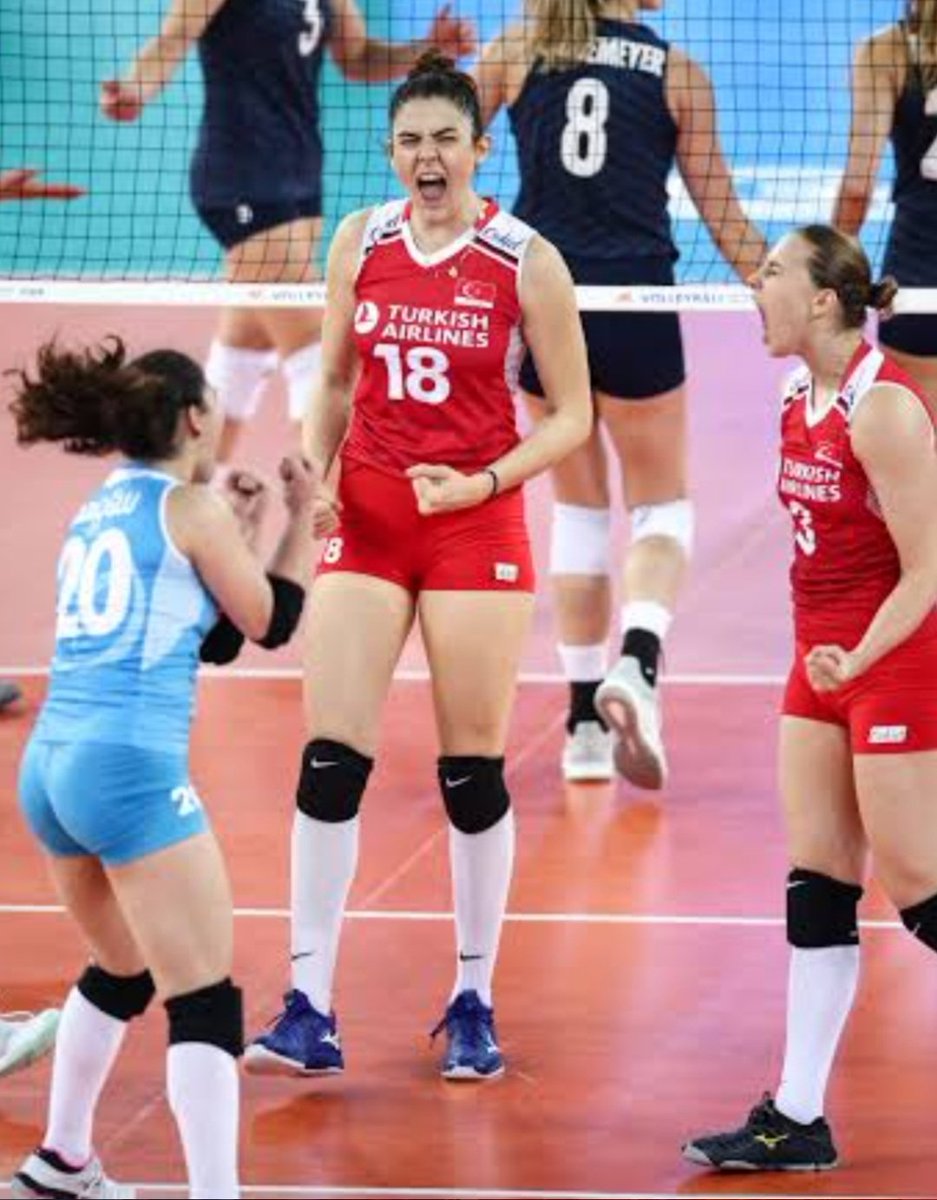 İkisi de voleybolcu; biri erkek biri kadın.

Kadın-Erkek eşitse, bunların kıyafetleri neden eşit deği.

Kadın hakları adı altında kadını alenen istismar ediyorsunuz. Bunu anlamıyor muyuz?

Siz, bu milletle dalga mı geçiyorsunuz?