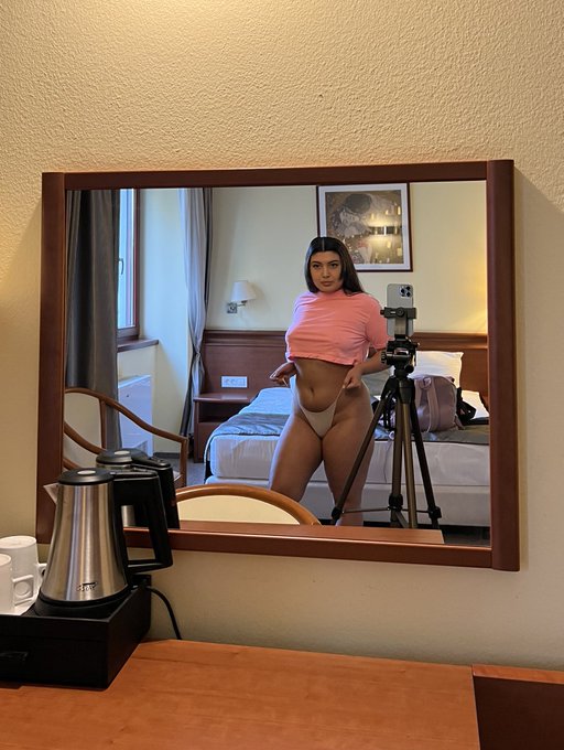 Ce mi-ai face? 👀  A:Sex❤️&zwj;🔥 B:Dragoste🩷  Alege🤗🧸 https://t.co/hZ7Vx4tg5k