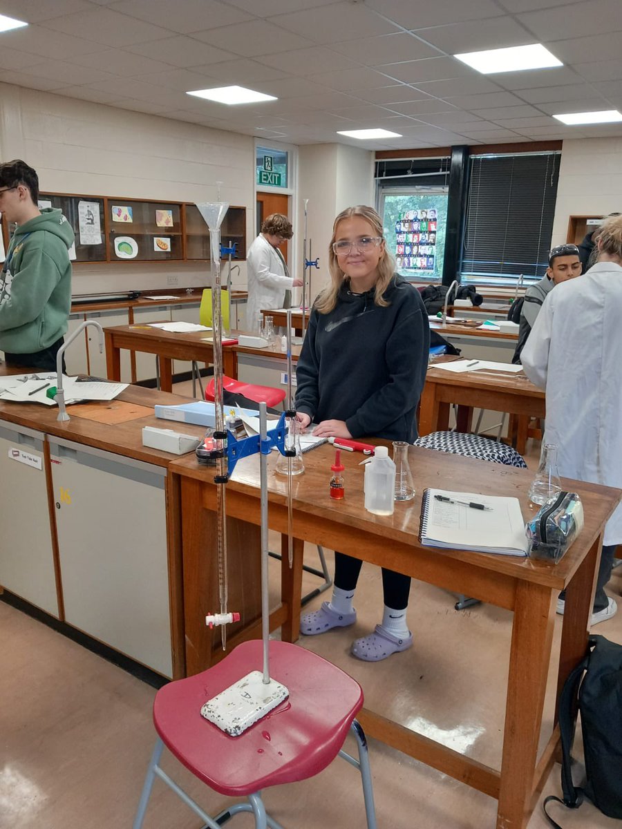 tsc_science's tweet image. Dr Smethurst’s Year 12 Applied Science class showing us their titration skills today 🥼#veryimpressed 👌🏻