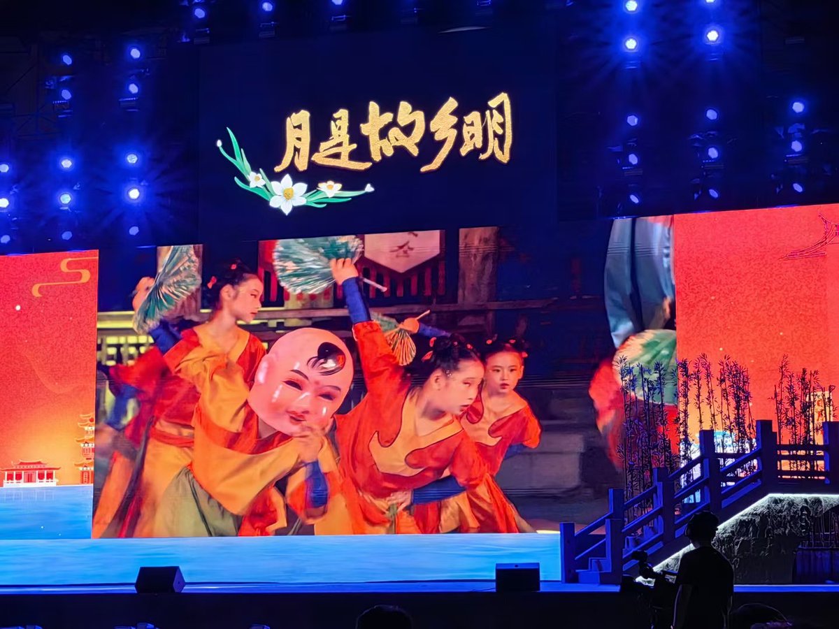 wqing0606's tweet photo. 雨夜晚会盛宴，月是故乡明
​繁华外，市井处，最是人间
喜提团圆假期，双节快乐🎉 https://t.co/a5VpzjS30v
