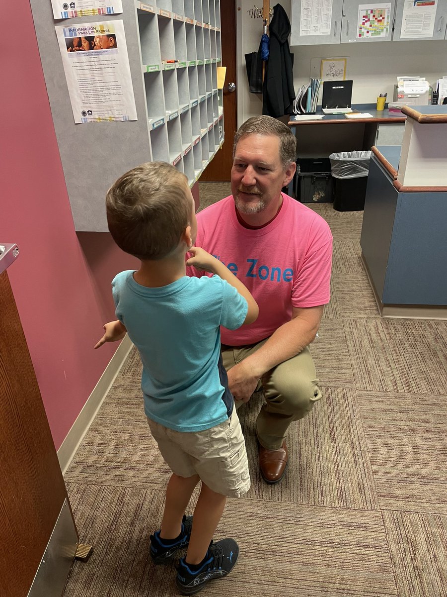nbprob's tweet photo. This Kindergartener sure loves his @npspanthers principal! @WPelementary https://t.co/hEb7bpG5p5