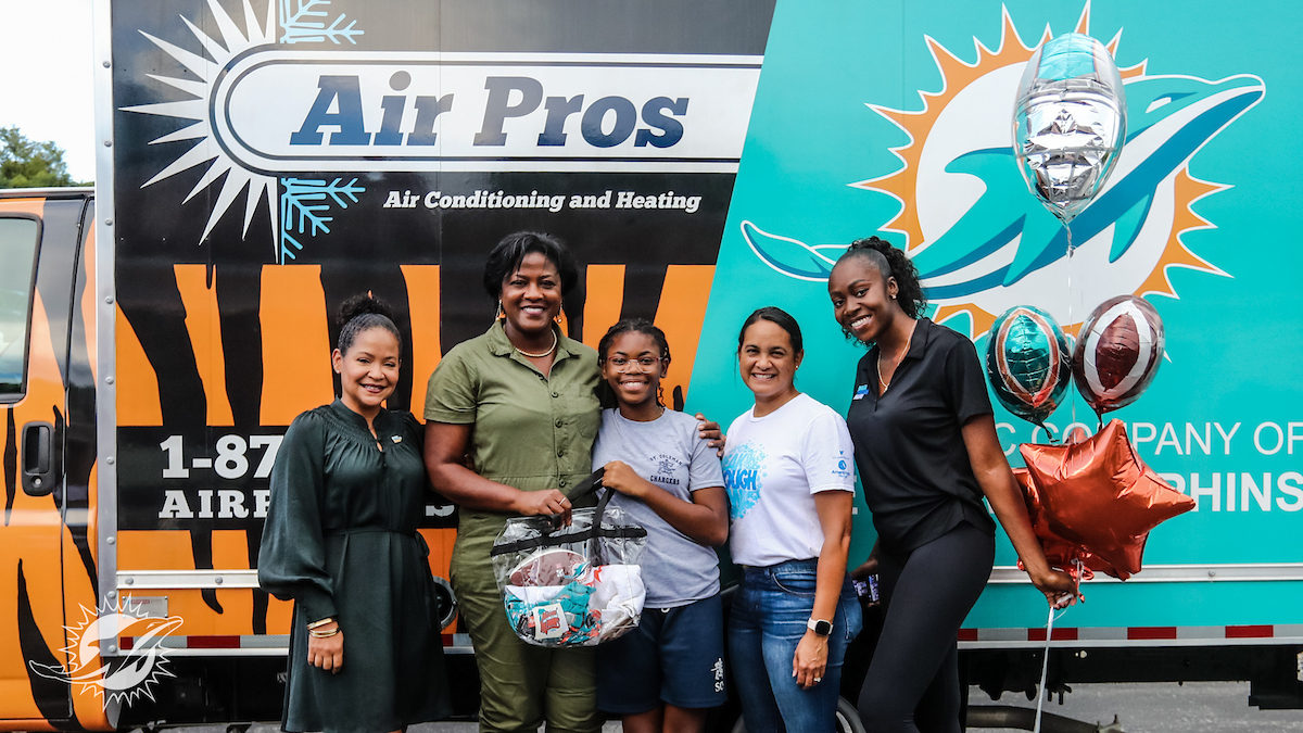 FinsOffTheField's tweet photo. Through a great partnership with @AirProsUSA, @NFLLegends Louis Oliver joined @dolphinscheer to surprise @browardschools teacher and @BreakthroughMia parent Jeryhl with a brand-new ❄️AC ❄️unit! #FootballUNITES https://t.co/luCxFuIZNn