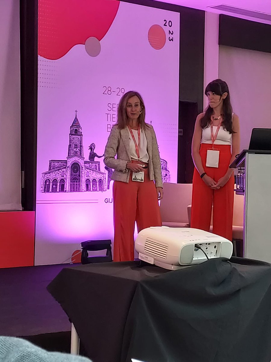 GeriatriaLaPaz's tweet photo. La Dra @rociomcolino y Victoria Deniz explican como realizar una valoración geriátrica integral #VGI en la Reunión anual de la sección de cardiología geriatría @SECgeriatrica #Geriátrica23 #Cardiogeriatria https://t.co/a6ww04ICjU