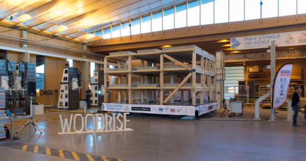WOODRISE 2023 
𝐋𝐞 𝐜𝐨𝐧𝐜𝐨𝐮𝐫𝐬 𝐬𝐢𝐬𝐦𝐢𝐪𝐮𝐞 𝐢𝐧𝐭𝐞𝐫𝐧𝐚𝐭𝐢𝐨𝐧𝐚𝐥
15 futurs ingénieurs, étudiants de 4 prestigieuses universités (américaine, japonaise, suisse et écossaise), ont été invités à concevoir des structures en bois résistantes à des séismes.