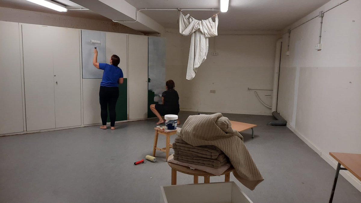 28/09: Seguim refent espais d’aprenentatge per una #escolapública i #inclusiva; de qualitat, ja no sé què dir-vos, a les hores que hauríem d’estar reunides, estem pintant parets… 
Això de començar l’escola el 5 de setembre amb infants a les aules ha anat molt bé, com veieu😰