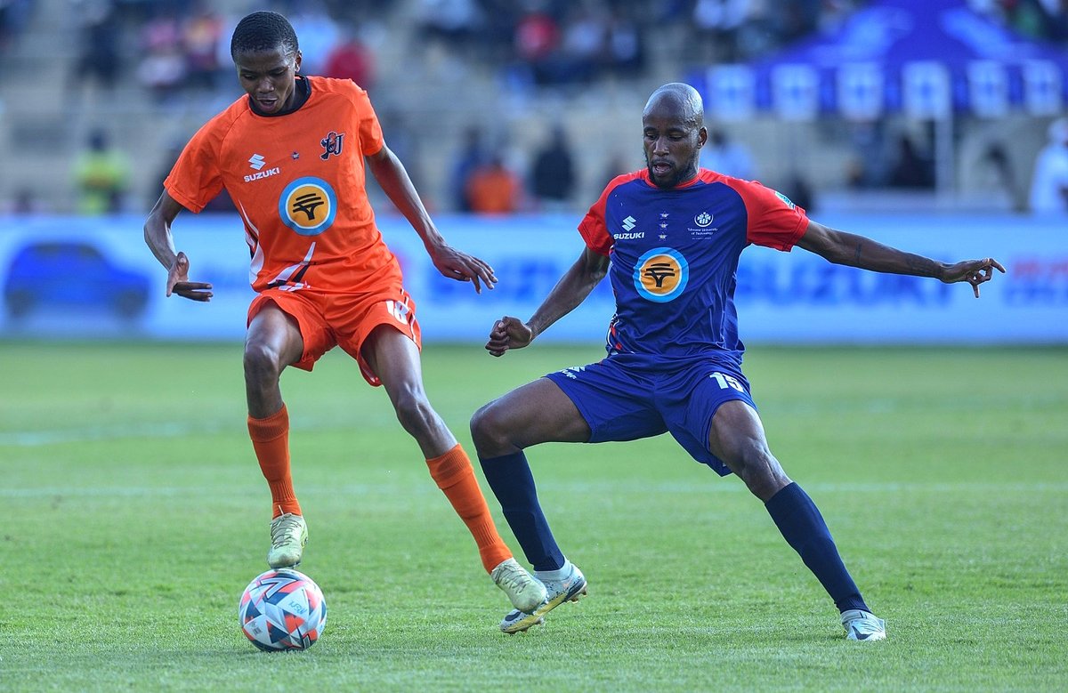 FULL TIME and the Varsity Football 2023 final ends in draw at the end of regulation time! We go to penalties to decide the winner! Goals by Thuso Mlamla for TUT and  Siphosihl Nkambule for UJ. 

UJ 1-1 TUT 

Proudly brought to you by FNB, Suzuki and Cashbuild. 

#iyachesa