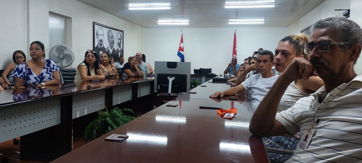 emaritzamarrero's tweet photo. Antes de comenzar las labores del día, la OSDE Cubaníquel realizó un emotivo Matutino Especial en saludo al 63 Aniversario de los #CDRCuba; #TodosSomosCederistas https://t.co/KrOVyiaGEw
