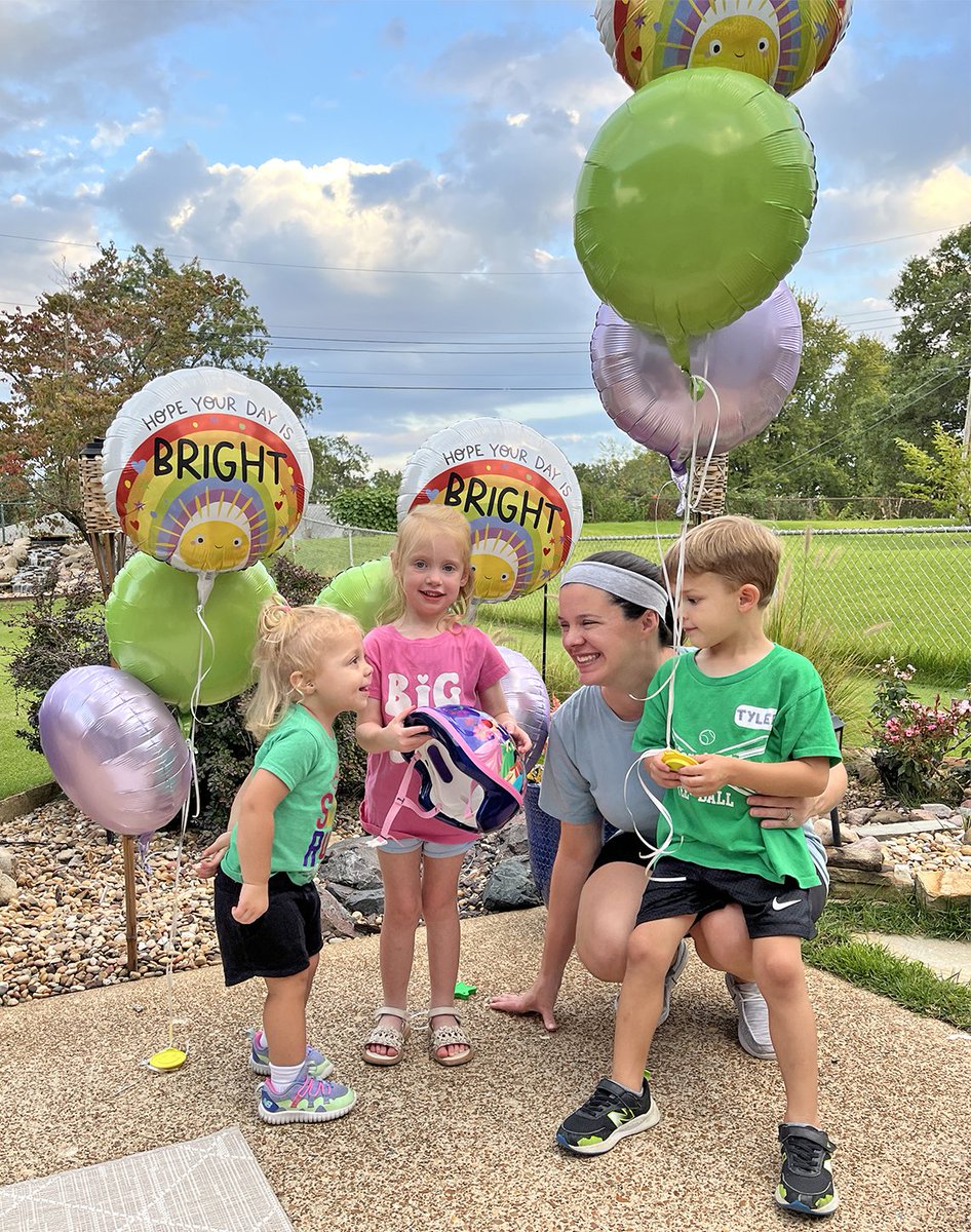 AerialBouquets's tweet photo. When @goodneighborday and International Balloon Month coincide, we celebrate with BALLOONS! 
Today we spread joy in our community by bringing balloons and treats to our wonderful neighbors!
#GoodNeighborDay #InternationalBalloonMonth https://t.co/EllP4eehPo