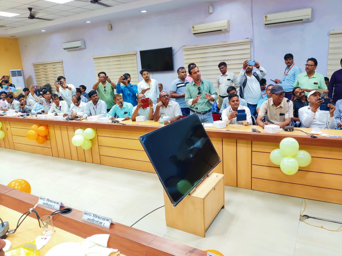 DM_Etah's tweet photo. मा0 उप मुख्यमंत्री जी @kpmaurya1 ने मा0 विधायकगण सहित अन्य जनप्रतिनिधियों, अधिकारियों की उपस्थिति में कलक्ट्रेट सभागार में जनपद के मीडिया बंधुओं के साथ प्रेस वार्ता कर विभिन्न पहलुओं पर चर्चा की।  @ChiefSecyUP @UPGovt @CMOfficeUP https://t.co/ShuTS2zGsc