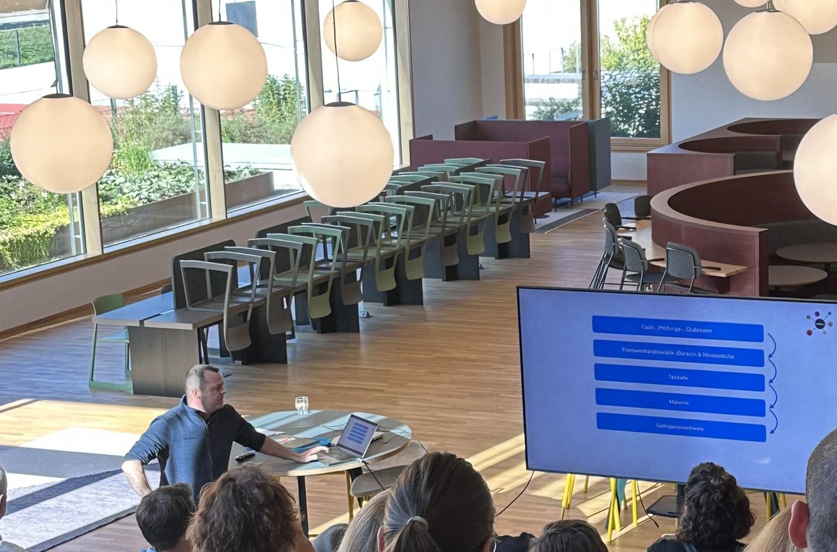 Gestern am Fachtag der Hohenloher Academy „Schule der Zukunft-Pädagogik trifft Raum“ an der @aswschule. Wie die Lernmaterialien für die Schule der Zukunft strukturiert sein sollten, zeigte Vorstandsmitglied <a href="/valentinhelling/">Valentin Helling</a>  #twlz