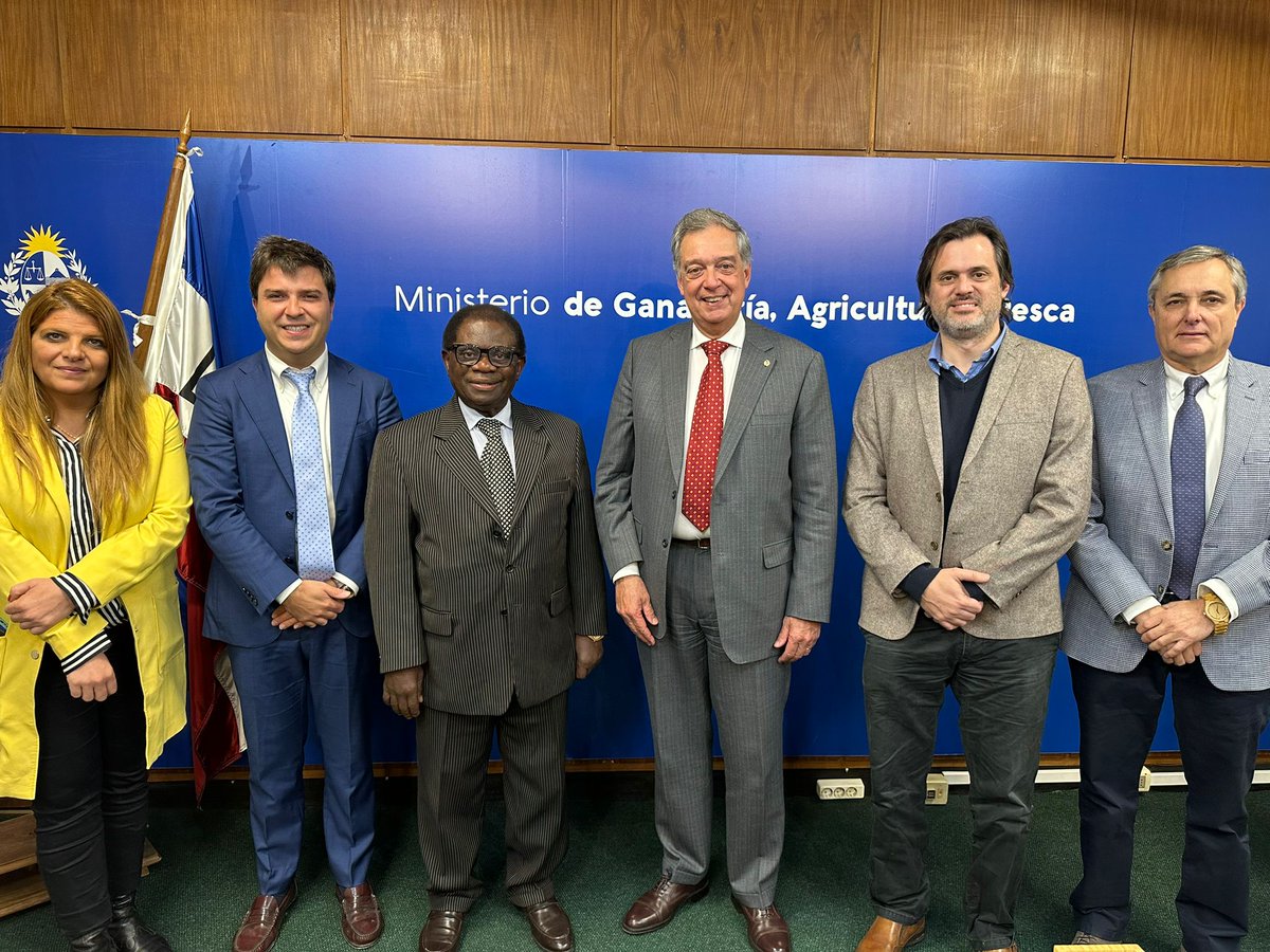MGAPUruguay's tweet image. #Hoy el ministro Mattos, acompañado por el director de la Granja @nchiesa, el director Forestal Carlos Faroppa y la encargada de Coop. Internacional Oriana Piperno recibieron en el MGAP al director general de la @inbarlac Ali S. Mchumo y al oficial encargado Borja de la Peña