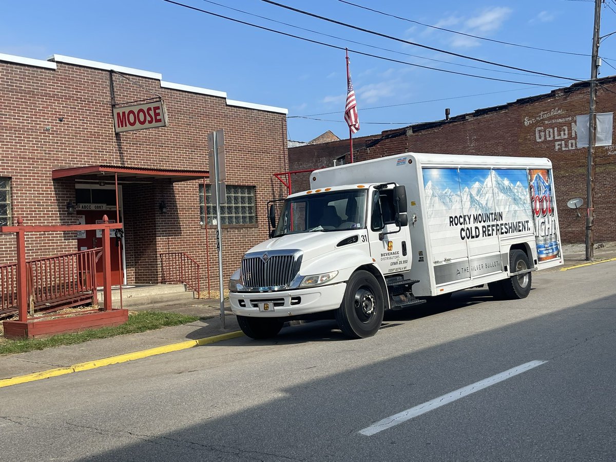 WVBWA1's tweet image. Your local WV beer distributors are on the job on this beautiful Fall day getting the shelves and coolers stocked with all your favorites. 

Cheers to the hardworking men and women in the beer industry who know Friday is not far away.

#drinkresponsiblywv #BeersToThat