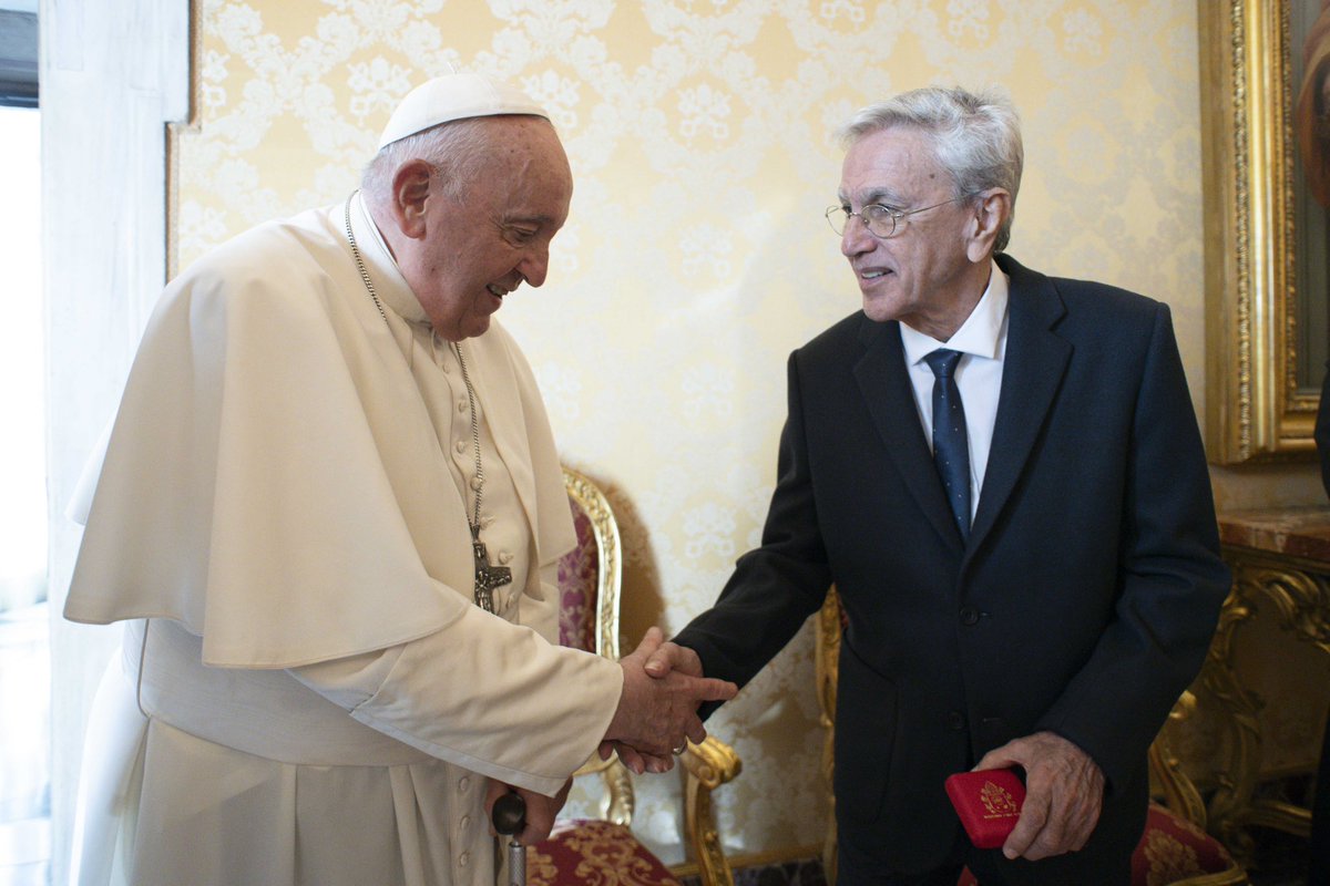 caetanoveloso's tweet photo. Hoje tivemos a honra de sermos recebidos pela Sua Santidade, Papa Francisco, no Vaticano. Obrigado ao Santo Padre pelo convite e pela generosidade com que nos recebeu. Obrigado ao Monsenhor Polvani e Angélica Ferreira pela recepção, e à Sua Eminência, o Cardeal de Mendonça, José Tolentino. E ao jornalista Gerson Camarotti, que acompanhou todos os preparativos do encontro. ❤️👈🏼

📸: Vatican Media