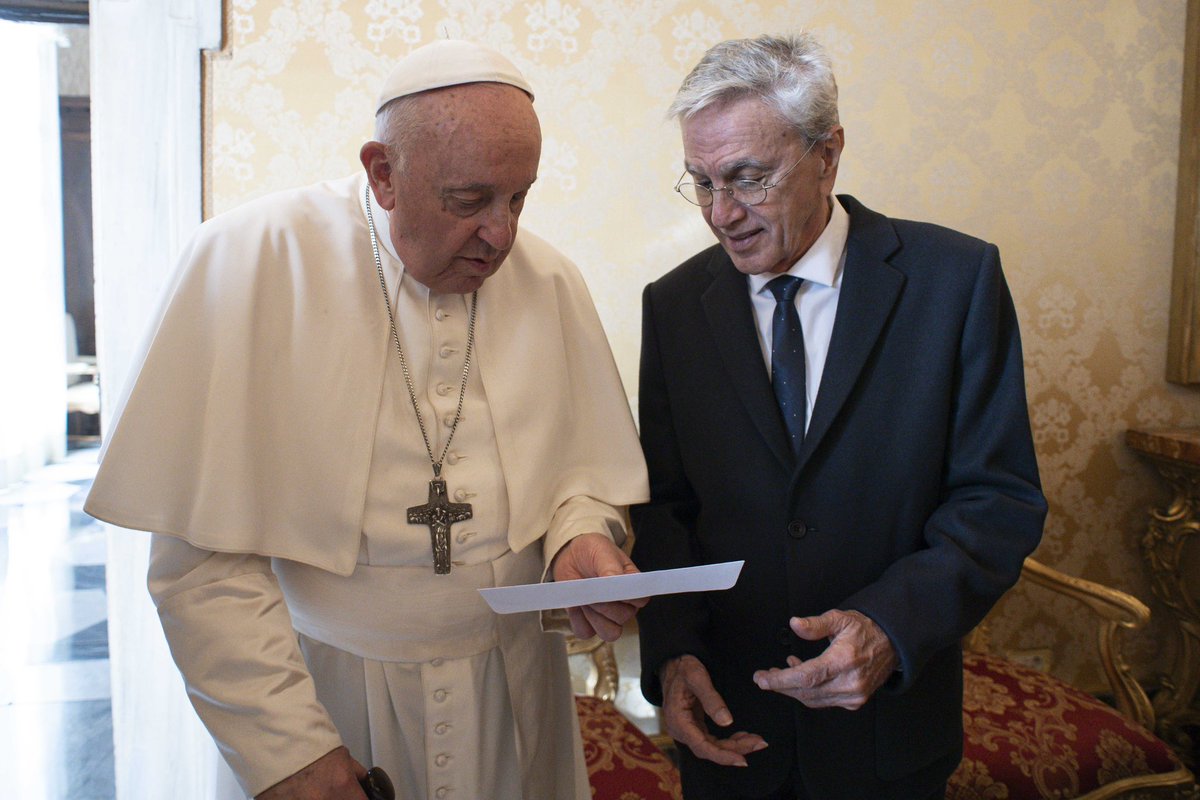 caetanoveloso's tweet photo. Hoje tivemos a honra de sermos recebidos pela Sua Santidade, Papa Francisco, no Vaticano. Obrigado ao Santo Padre pelo convite e pela generosidade com que nos recebeu. Obrigado ao Monsenhor Polvani e Angélica Ferreira pela recepção, e à Sua Eminência, o Cardeal de Mendonça, José Tolentino. E ao jornalista Gerson Camarotti, que acompanhou todos os preparativos do encontro. ❤️👈🏼

📸: Vatican Media