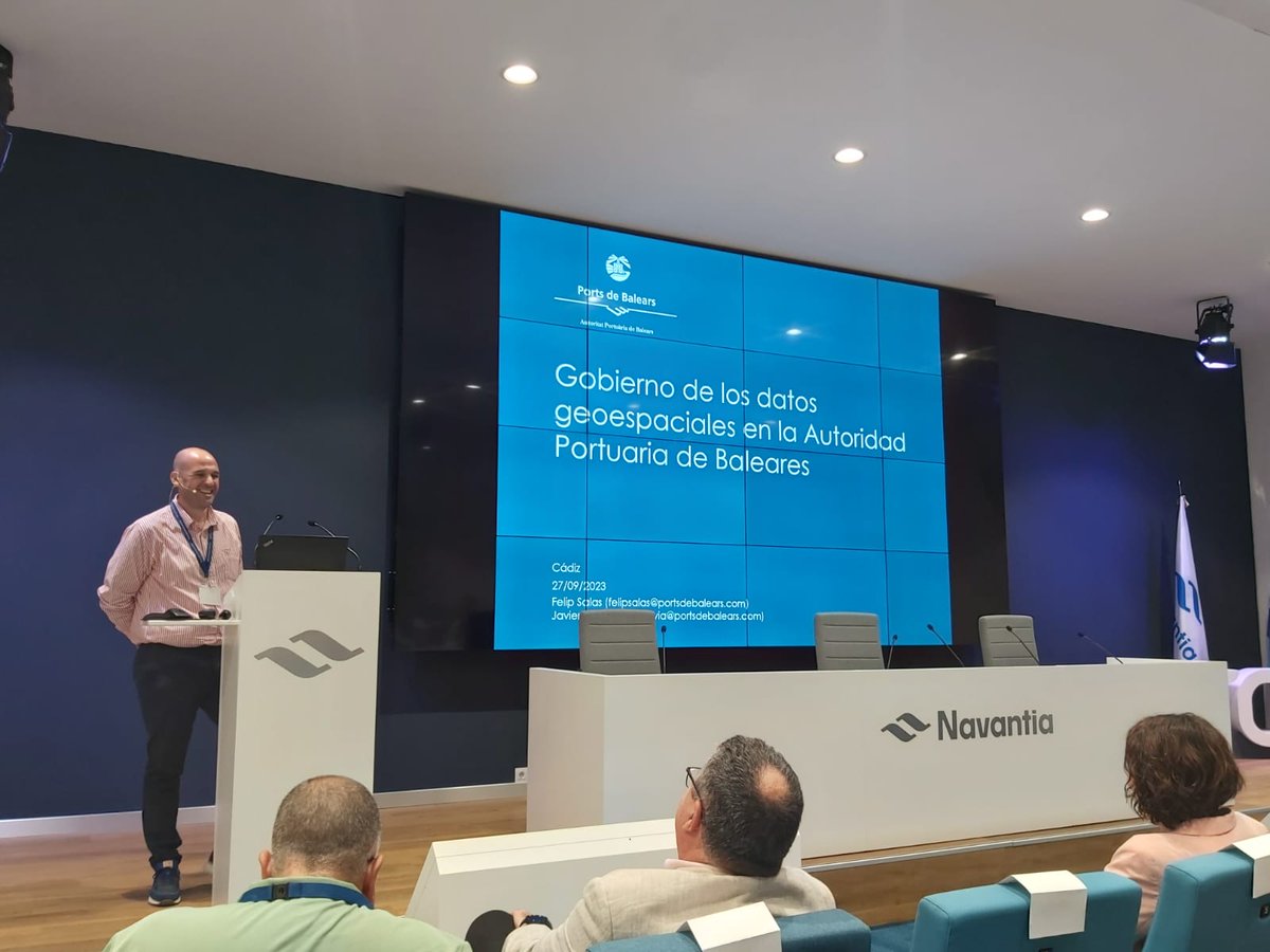 A les jornades TIC del sector portuari explicant com feim el govern de les dades geoespacials a <a href="/PortsdeBalears/">Ports de Balears</a>.