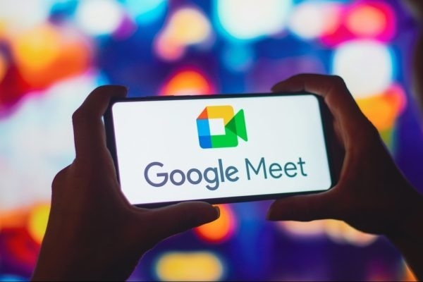 Los usuarios de #GoogleMeet podrán pedirle a la IA que los reemplace en sus reuniones virtuales

Entre las novedades se encuentran los subtítulos automáticos con traducción a 18 idiomas, la toma de notas, la realización de resúmenes y la creación de clips de la reunión.