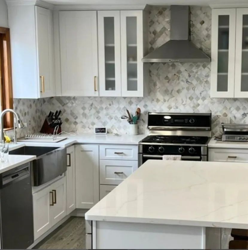 homearttile's tweet photo. Backsplash completes this lovely kitchen we helped design recently. ❤️
Calacatta Gold Lantern marble backsplash is a dream come true. 😍
What is your favorite element here?
#kitchenbacksplash #kitchendecor #kitchenlove #kitcheninspiration #kitchenorganization #interiordesign https://t.co/4ewuSN0iqT