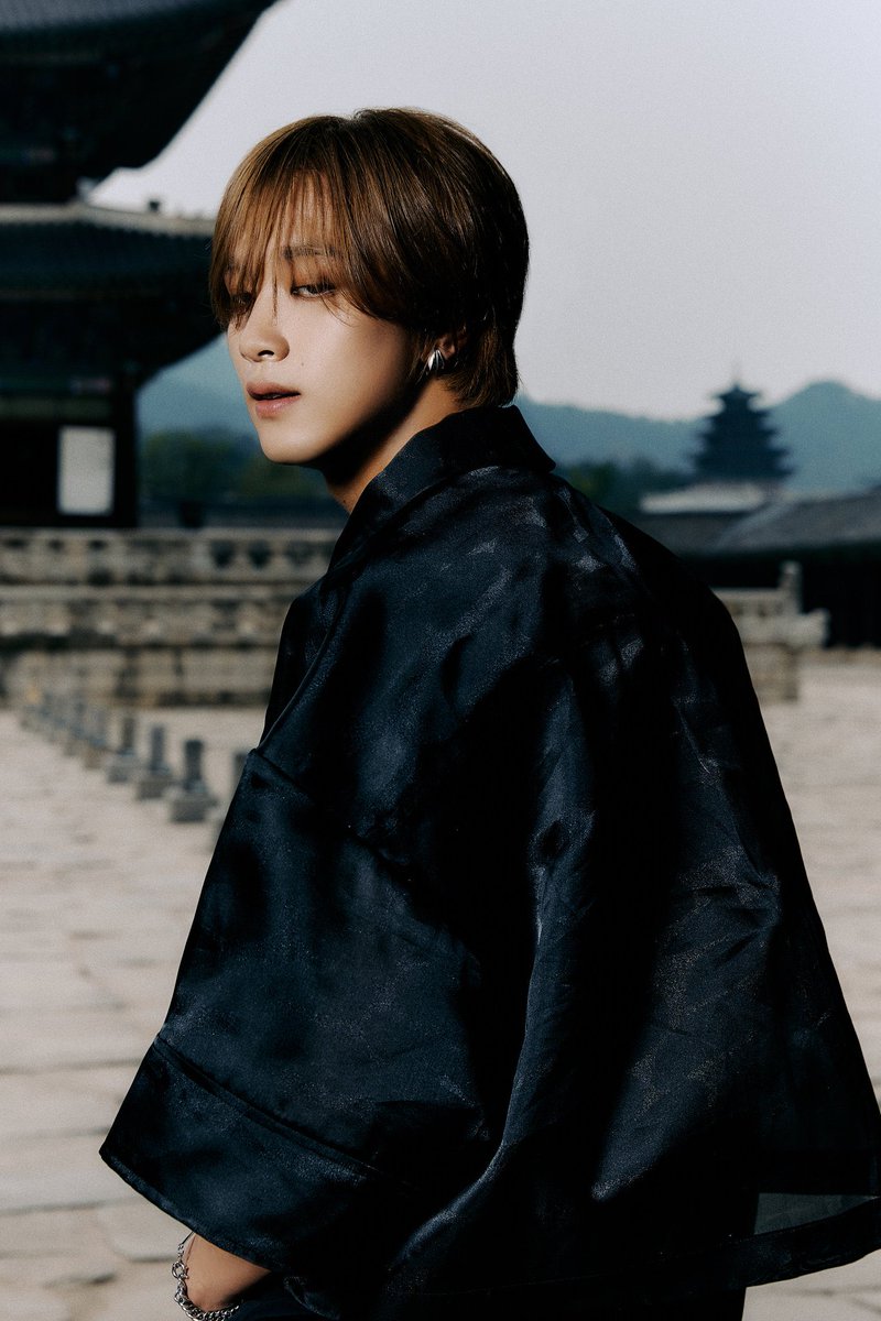LHCLOOKS's tweet photo. LEE DONGHYUCK???!!!!!!!!!!!!!! https://t.co/gdhW85Vm1c