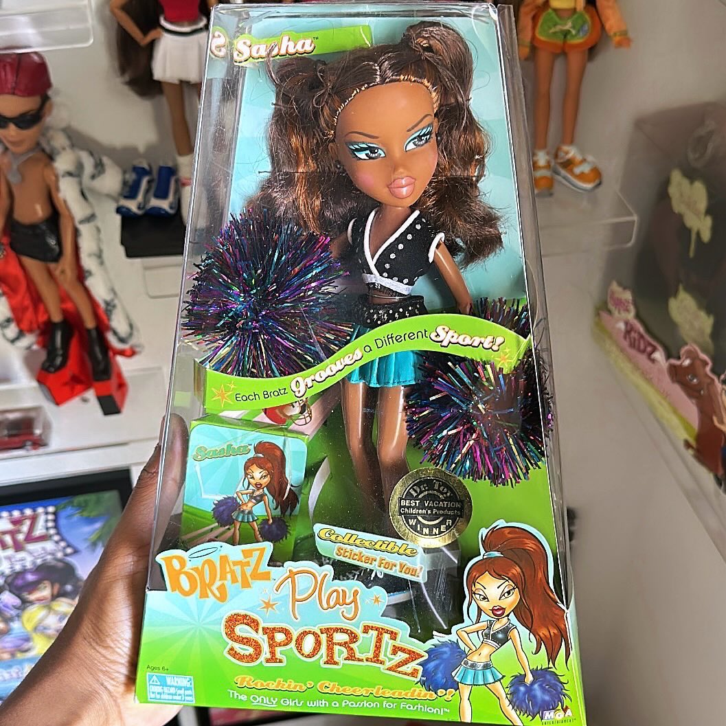 JuGalaxSea's tweet photo. 2005 Play Sportz (1st edition) Sasha 🩵📣💚
Doll Page: GalaxSea.Bratz
#Bratz #GalaxSeaBratz #PlaySportz #BratzPlaySportz #Bratz2012 #Sasha #BunnyBoo #adultdollcollector #dollcollector #blackdolls #BratzCollector #bratzcheerleader #bratzteamz https://t.co/19ZkktMUBV