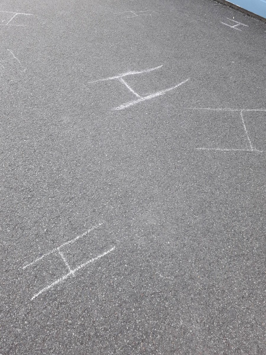 #Rugby et #géométrie les CM2 partent de leurs représentations des poteaux de rugby pour travailler les notions de perpendiculaires et de parallèles. @cpdeps17 <a href="/mathsenvie/">M@ths en-vie</a> <a href="/DefiEurekaMaths/">EurêkaMaths</a> <a href="/DSDEN17/">DASEN17</a>