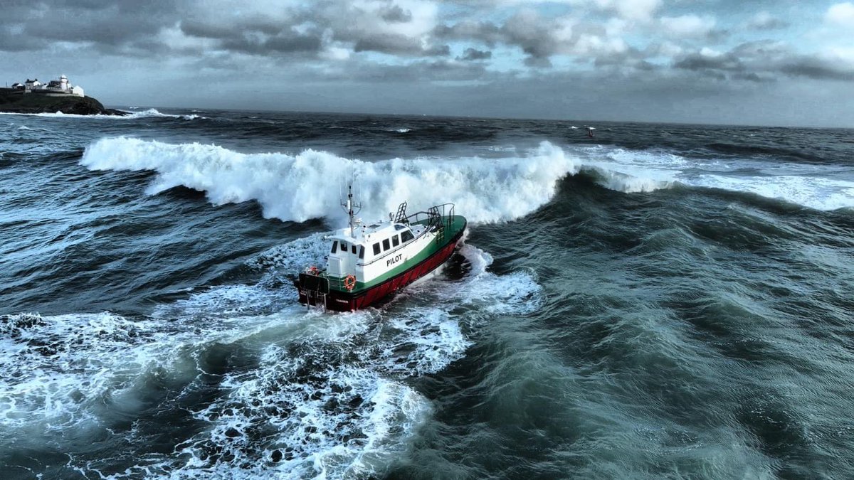 Storm Agnes certainly put up some big waves at the entrance to Cork Harbour during sea trials yesterday #StormAgnes