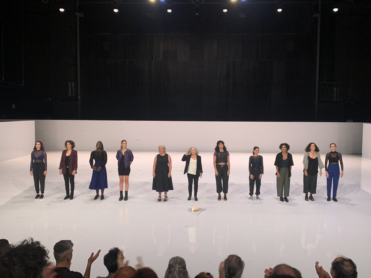 El <a href="/teatrenacional/">TNC</a> fent de teatre nacional. Excel·lent adaptació de La plaça del diamant, amb una posada en escena de precisió quirúrgica, amb deu intèrprets meravelloses i un gran acompanyament musical de <a href="/clara_aguilar/">Clara Aguilar</a>.