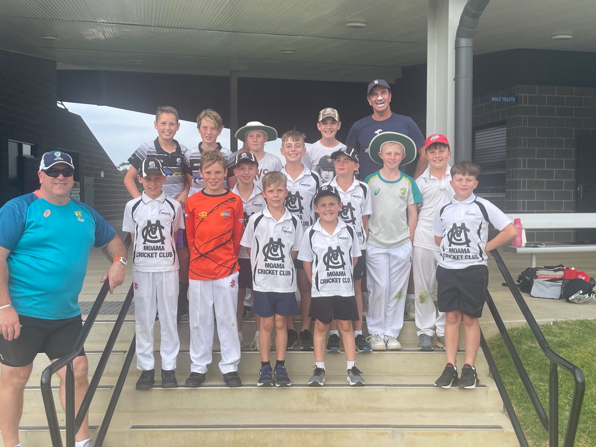 MoamaCC's tweet photo. 1/2

MCC was privileged last week to have the elite cricketing brain of one of the best in Australia, @SimonHelmot. He spent 2 intense days with some of our juniors and also a night with a lot of our coaches to talk all things cricket. Time spent by all with him is invaluable. https://t.co/prhTR3YUl2