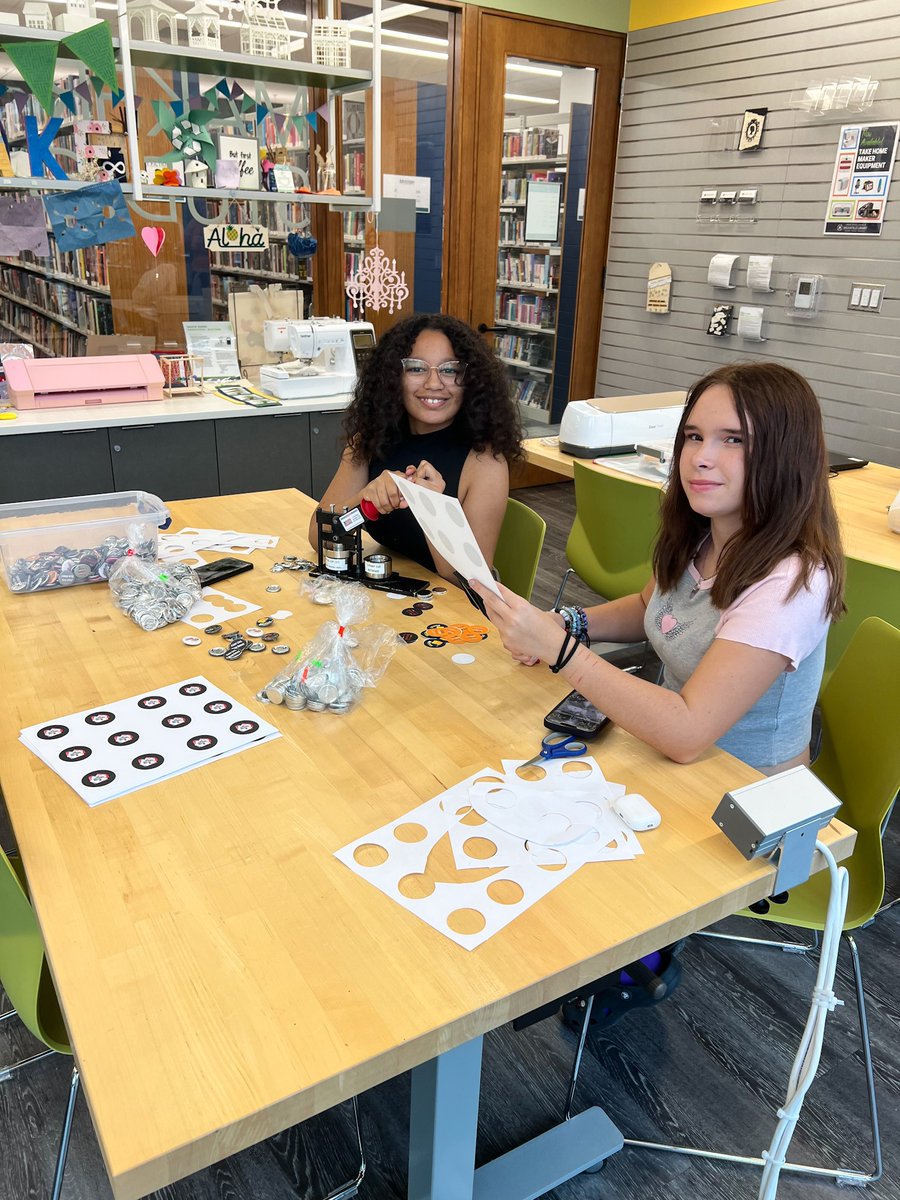 BrookfieldPL's tweet image. Our awesome teen volunteers are hard at work making buttons for Banned Books Week next week! #BannedBooksWeek runs October 1-7 this year, and the Library will pop-up around town to spotlight this important issue throughout the week #LetFreedomRead #LibraryCommunity