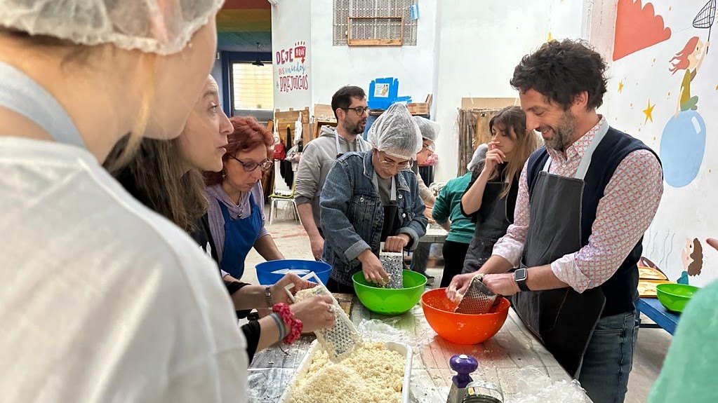 VML_Argentina's tweet photo. También estamos en @sifundacion cocinando y preparando viandas 👨‍🍳 #FoundationDay #WeAreVMLYR https://t.co/hrLu1nqWiX
