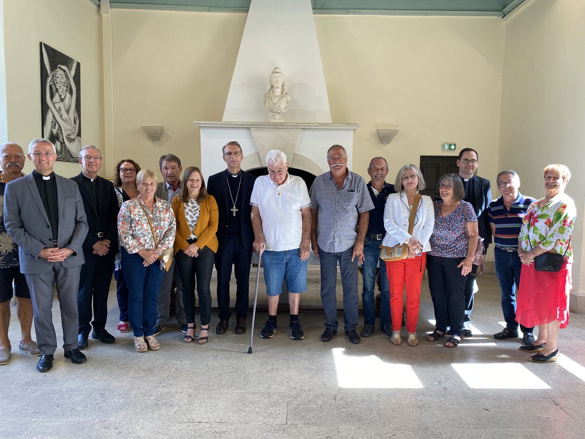 infocomnimes's tweet photo. Mgr Nicolas Brouwet poursuit sa visite pastorale dans le doyenné "Plaine et Camargue". Aujourd'hui, la base de  sécurité civile à Garons, la rencontre en mairie avec les élus de Garons, l'école Charles Péguy à Bouillargues et la découverte des Costières de Nîmes avec Cyril Marès. https://t.co/Fe9pOyC6vf